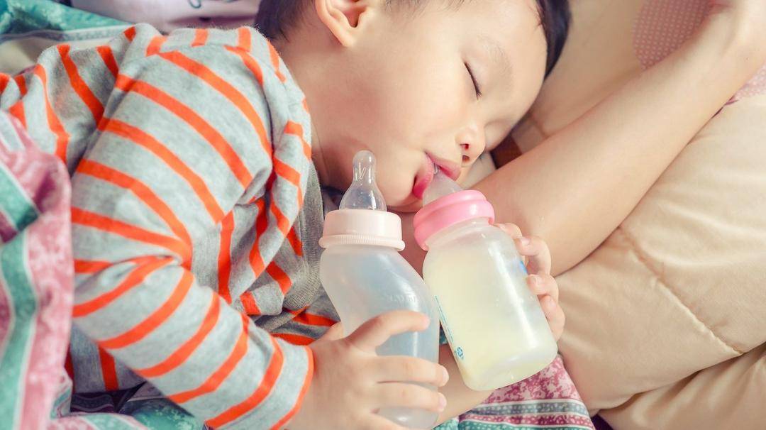 6 Tips Cerdas Lepas Ketergantungan Dot pada si Kecil